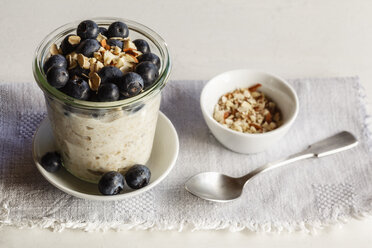 Ein Glas Porridge mit Heidelbeeren und Chiasamen - EVGF002882