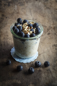 Ein Glas Porridge mit Heidelbeeren und Chiasamen - EVGF002884