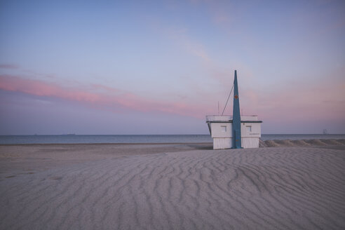 Deutschland, Warnemünde, Rettungsschwimmerstation, Strand am Abend - ASCF000530