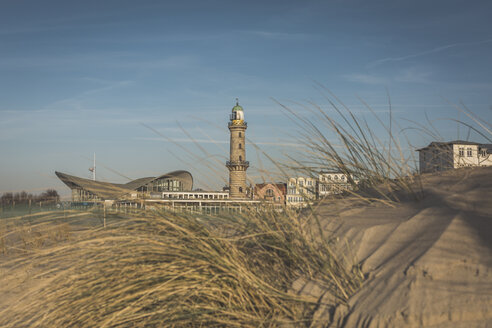 Deutschland, Warnemünde, Alter Leuchtturm und Teepott - ASCF000535