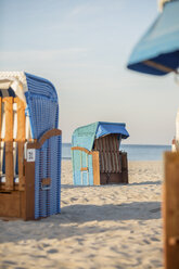 Deutschland, Mecklenburg-Vorpommern, Warnemünde, Strand mit vermummten Strandkörben - ASCF000537