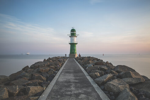 Deutschland, Warnemünde, Leuchtturm am Morgen - ASCF000539