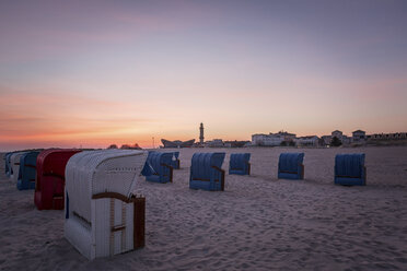 Deutschland, Warnemünde, Strand bei Sonnenaufgang - ASCF000540