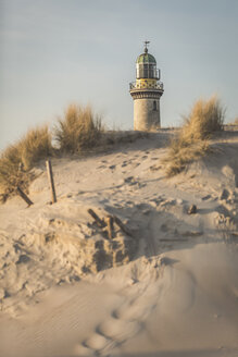 Deutschland, Warnemünde, alter Leuchtturm, Dünen im Morgenlicht - ASCF000543