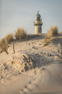 Germany, Warnemuende, old lighthouse, dunes in the morning light - ASCF000543