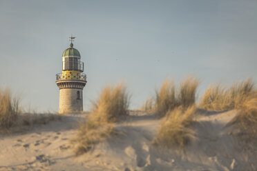 Germany, Warnemuende, old lighthouse, dunes in the morning light - ASCF000544