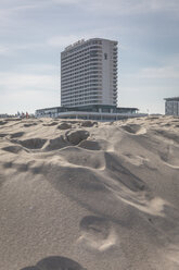 Deutschland, Warnemünde, Strand und Hotel Neptun - ASCF000547