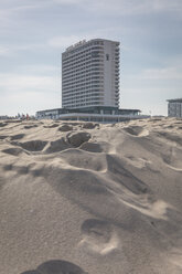 Germany, Warnemuende, beach and Hotel Neptun - ASCF000547