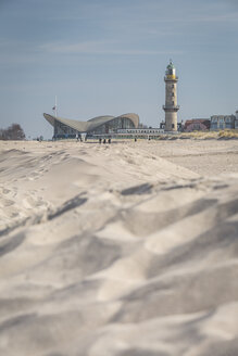 Deutschland, Warnemünde, Strand, Leuchtturm und Teepott im Hintergrund - ASCF000548