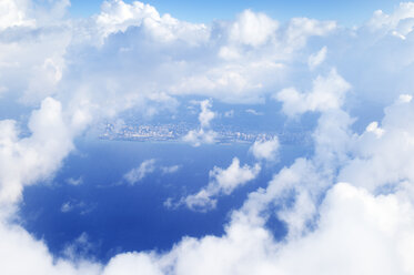 USA, Hawaii, Honolulu, Blick durch die Wolken, Luftaufnahme - BRF001270