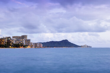 USA, Hawaii, Honolulu, Waikiki Bay mit Hochhäusern und dem Vulkan Diamond Head - BRF001273