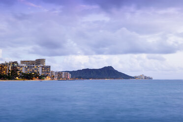 USA, Hawaii, Honolulu, Waikiki Bay with high-rising buildings and volcano Diamond Head - BRF001273