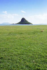 USA, Hawaii, Kualoa Regional Park, Blick vom Kualoa Point auf die Insel Mokolii - BRF001274