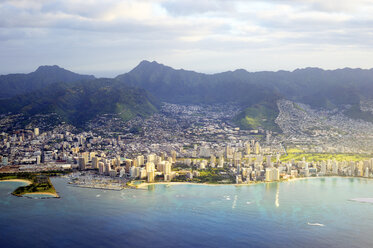 USA, Hawaii, Honolulu, Waikiki im Morgenlicht - BRF001277