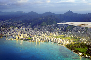 USA, Hawaii, Honolulu, Waikiki im Morgenlicht - BRF001278