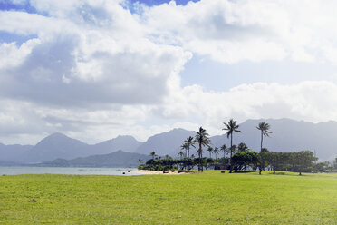 USA, Hawaii, Kualoa Regional Park, Blick vom Kualoa Point zum Waiahole Beach Park - BRF001288