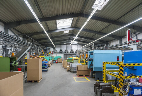 Produktionshalle in einer Kunststofffabrik - DIGF000104