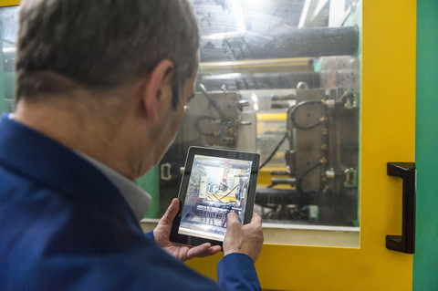 Manager bei der Qualitätsbewertung in einer Kunststofffabrik, lizenzfreies Stockfoto