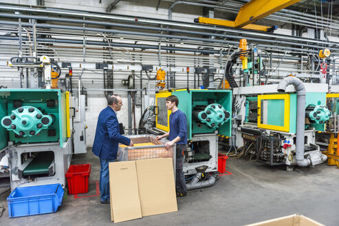 Manager und Arbeiter in einer Kunststofffabrik im Gespräch über Produktionsqualität - DIGF000114