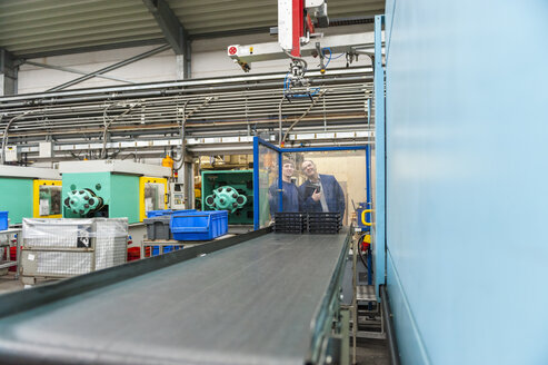 Manager und Arbeiter bei einer Arbeitsbesprechung in einer Kunststofffabrik - DIGF000136