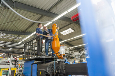 Manager and worker having work meeting in plastics factory - DIGF000145