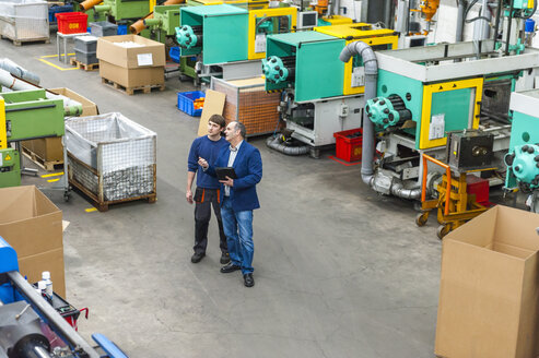 Manager und Arbeiter bei einer Arbeitsbesprechung in einer Kunststofffabrik - DIGF000150