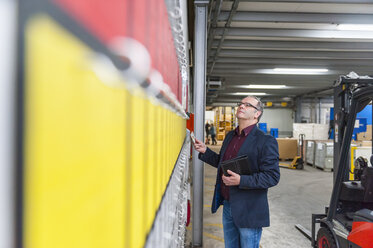 Manager im Lager der Kunststofffabrik bei der Kontrolle der Produkte - DIGF000161