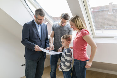 Estate agent explaining family construction plan of a penthouse - SHKF000524
