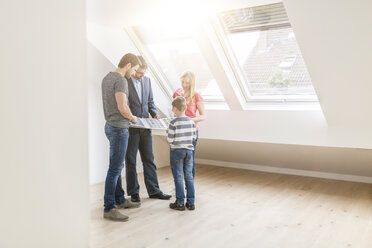 Immobilienmakler zeigt Familie Musterkarte in ihrem neuen Penthouse - SHKF000529