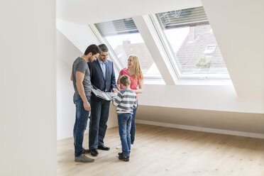 Immobilienmakler zeigt Familie Musterkarte in ihrem neuen Penthouse - SHKF000530