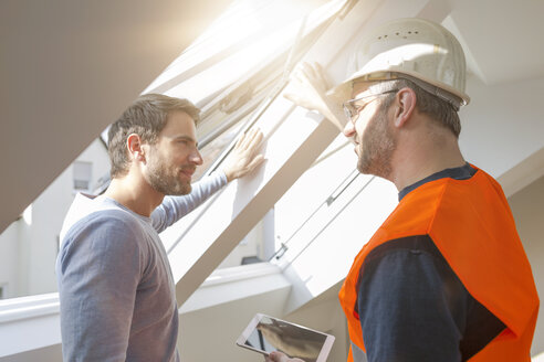 Bauarbeiter bespricht mit dem Bauherrn den Umbau der Wohnung - SHKF000545