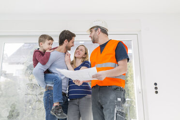 Bauarbeiter zeigt Familie Bauplan - SHKF000553