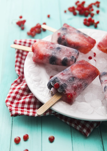 Fruchteislutscher mit frischen Beeren, lizenzfreies Stockfoto