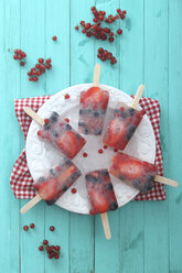 Fruits ice lolly with fresh berries on a plate - RTBF000036