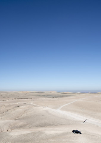 Marokko, Auto in der Wüste von Agafay, lizenzfreies Stockfoto