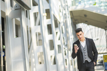 Portrait of businessman with smartphone - SIPF000282