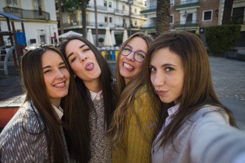 Vier junge Frauen machen ein Selfie, lizenzfreies Stockfoto