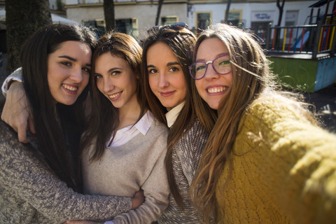 Vier lächelnde junge Frauen machen ein Selfie, lizenzfreies Stockfoto