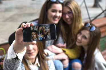 Junge Frau macht ein Selfie mit ihren drei Freunden, Nahaufnahme - KIJF000261