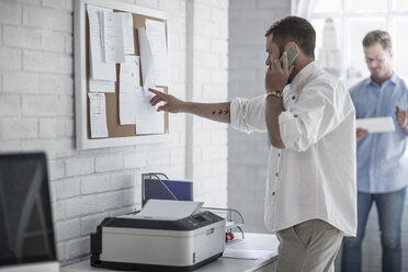 Mann in städtischem Büro, der am Telefon spricht - ZEF008606