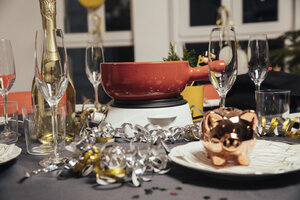 Gedeckter Tisch mit Käsefondue für die Silvesterparty - MFF002922
