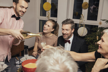 Fröhliche Gruppe von Freunden, die am Silvesterabend Champagner öffnen - MFF002925