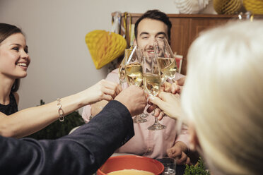 Lachende Freunde stoßen an Silvester mit Sekt an - MFF002927