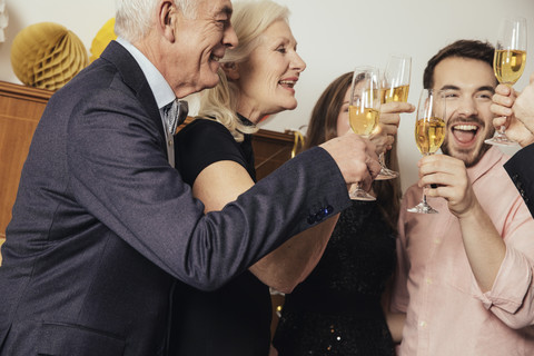 Freunde, die gemeinsam Silvester feiern und Champagner trinken, lizenzfreies Stockfoto