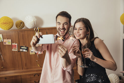 Freunde machen am Silvesterabend Selfies mit dem Smartphone - MFF002942