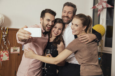 Freunde machen am Silvesterabend Selfies mit dem Smartphone - MFF002943