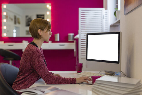 Frau bei der Arbeit am PC, Seitenansicht - SHKF000575