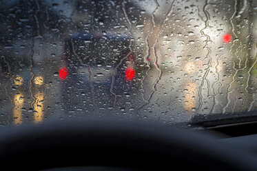 Deutschland, Grevenbroich, Verkehr bei Nacht, Regen auf der Windschutzscheibe - FRF000402