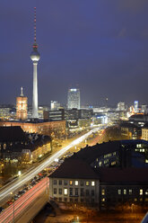 Deutschland, Berlin-Mitte, Alexanderplatz, Rotes Rathaus, Berliner Fernsehturm und Leipziger Straße am Abend - BFRF001771