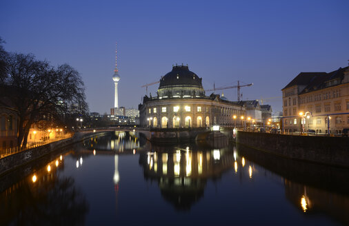 Deutschland, Berlin, Museumsinsel, Bodemuseum und Berliner Fernsehturm am Abend - BFRF001773